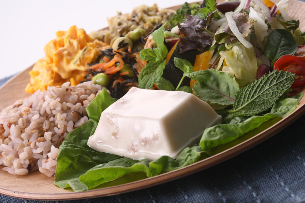 新商品 もち麦入り胡麻とうふ 株式会社聖食品